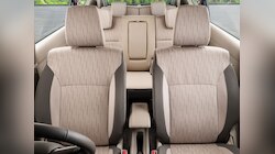 Toyota की इस कार को खरीदने वालों की लगी 'भीड़', रोकनी पड़ गई बुकिंग