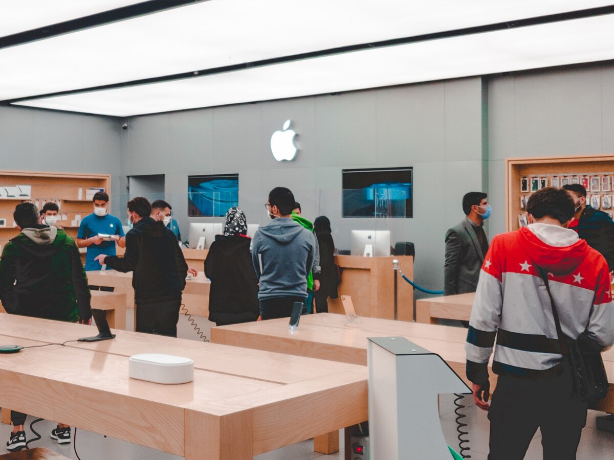Apple store में काम करने वाले कर्मचारियों की हर घंटे होती है इतनी कमाई, सुनकर उड़ जाएंगे होश