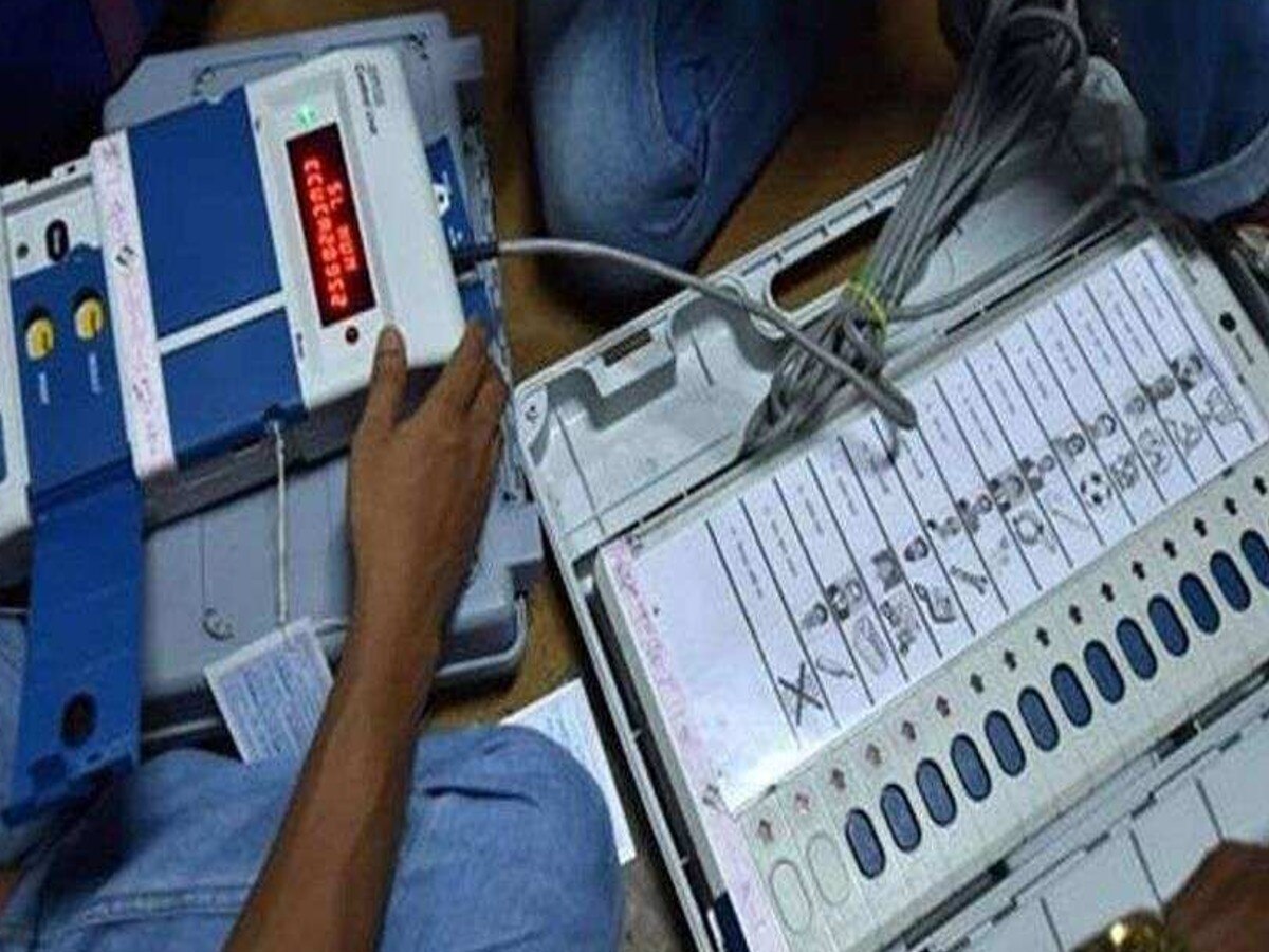 Lok Sabha Chunav 2024 को लेकर हमीरपुर में तेज हुईं तैयारियां, BHEL की टीम कर रही EVM चेक