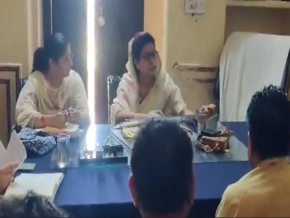 Jaipur News : मंत्री शकुंतला रावत ने राधा माधव मंदिर में देवस्थान विभाग कार्यालय में ली अधिकारियों की बैठक 
