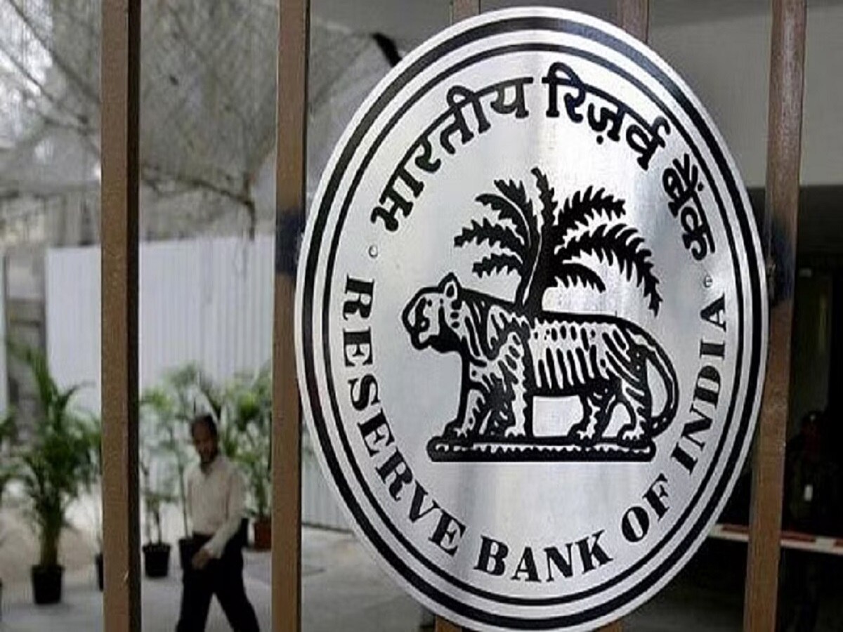 Bank Customers Alert! RBI ने इस बैंक से 50,000 रुपये से ज्यादा निकालने पर लगाई रोक, चेक करें डिटेल