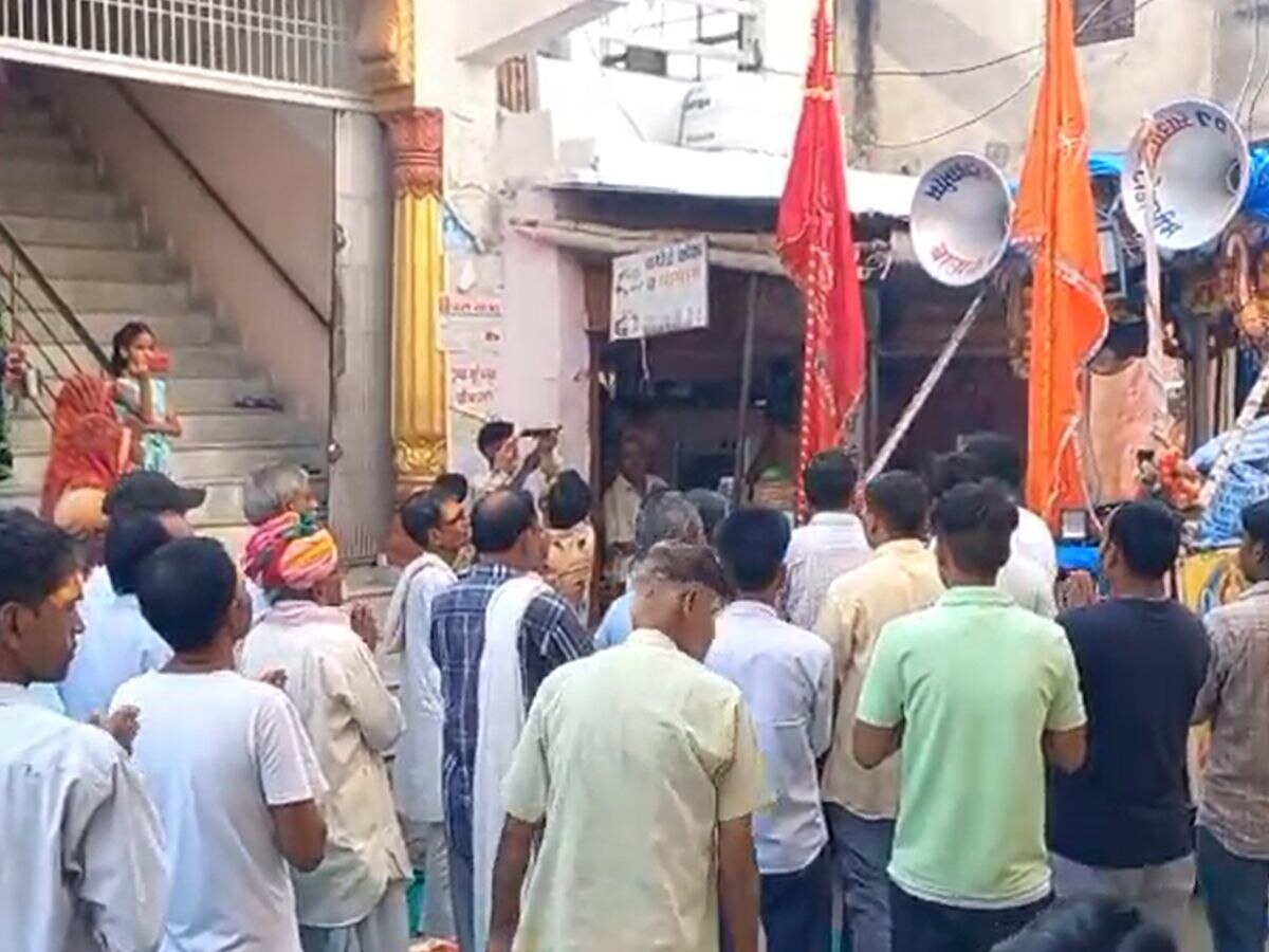 Karauli news: नारायणी धाम की 17 वीं पदयात्रा रवाना, अखिल भारतीय नारायणी धाम के संरक्षक ने दिखाई झंडी