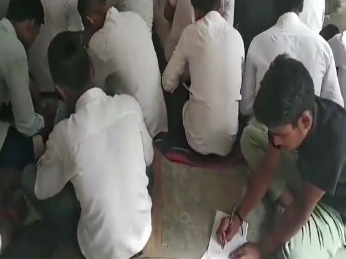 नालंदा के एक स्कूल में जमीन पर बैठकर छात्र दे रहे परीक्षा 