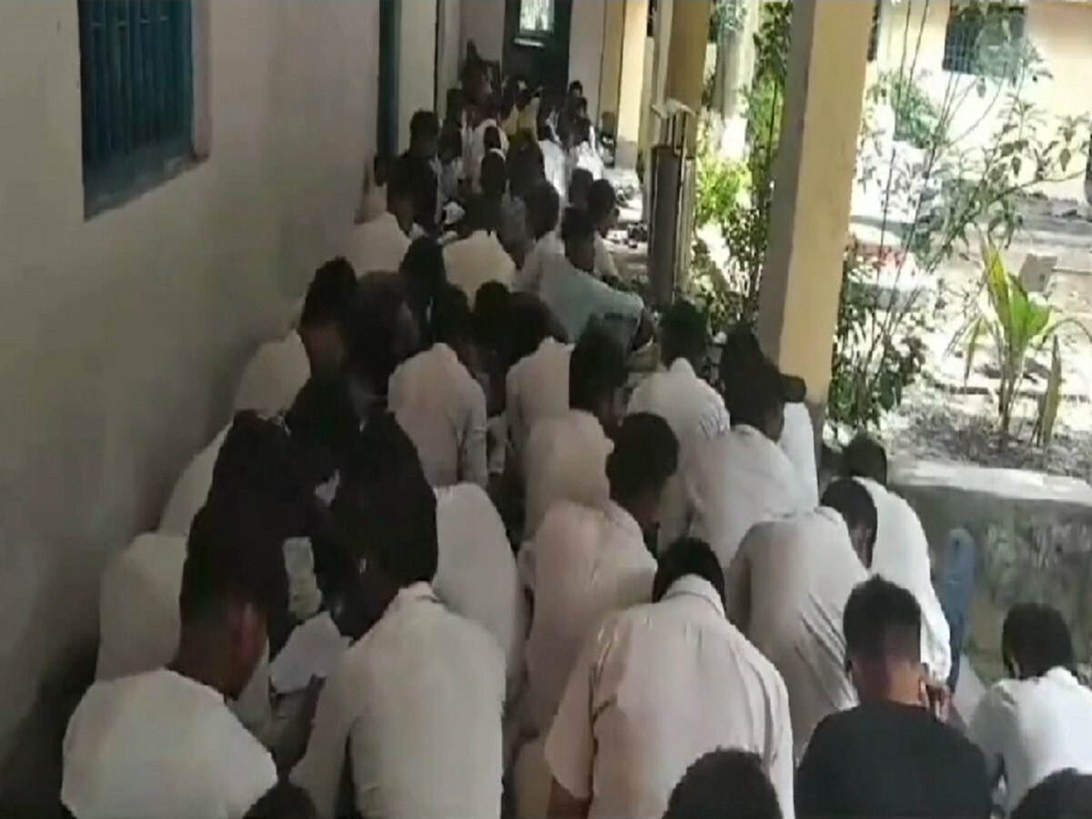 Bihar Viral News: जमीन पर बैठकर सैकड़ों छात्र दे रहे थे परीक्षा, वीडियो वायरल होने के बाद एक्शन में आया स्कूल प्रशासन