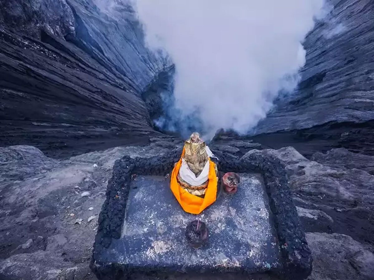 Indonesia: यहां 700 सालों से ज्वालामुखी के पास बैठे हैं भगवान गणेश! करते हैं लोगों की रक्षा
