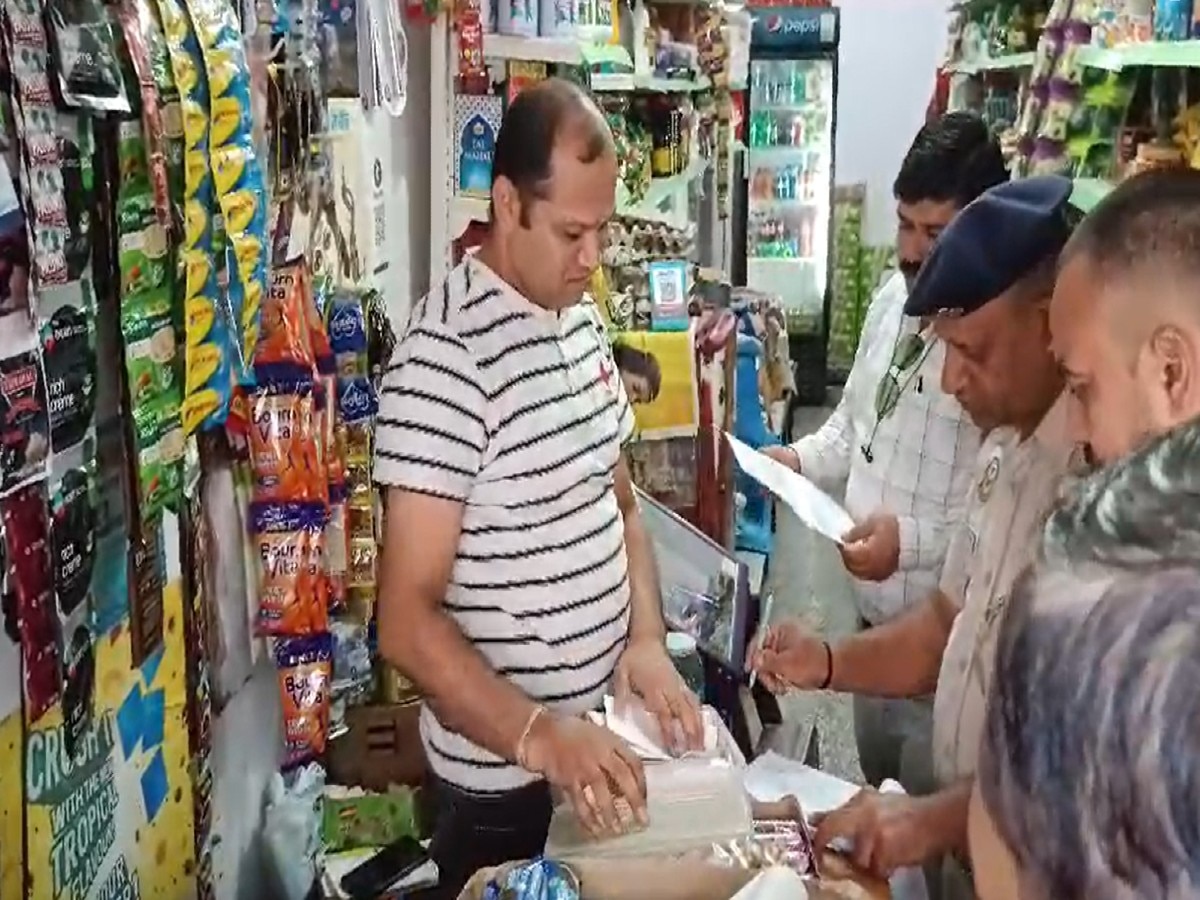 Hamirpur में स्वास्थ्य विभाग की टीमों ने फूड सेफ्टी नियमों के तहत बाजार की दुकानों का किया निरीक्षण 