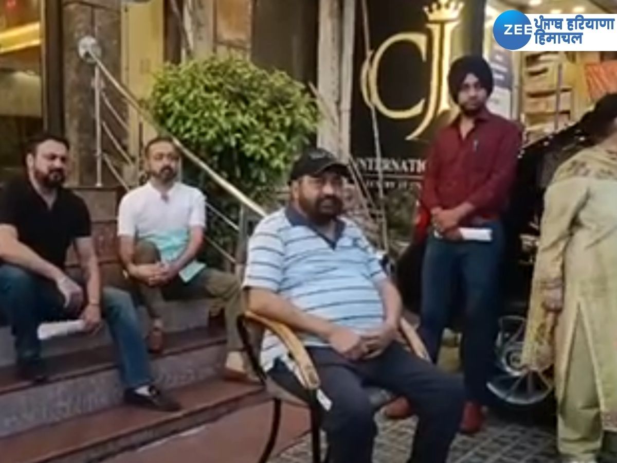 Punjab News: ਅੰਮ੍ਰਿਤਸਰ 'ਚ ਇੱਕ ਹੋਟਲ 'ਤੇ ਕਬਜ਼ੇ ਦਾ ਮਾਮਲਾ ਗਰਮਾਇਆ! ਮਾਲਕ ਨੂੰ ਜਾਨੋ ਮਾਰਨ ਦੀਆਂ ਦਿੱਤੀਆਂ ਧਮਕੀਆਂ Punjab News: ਅੰਮ੍ਰਿਤਸਰ 'ਚ ਇੱਕ ਹੋਟਲ 'ਤੇ ਕਬਜ਼ੇ ਦਾ ਮਾਮਲਾ ਗਰਮਾਇਆ! ਮਾਲਕ ਨੂੰ ਜਾਨੋ ਮਾਰਨ ਦੀਆਂ ਦਿੱਤੀਆਂ ਧਮਕੀਆਂ