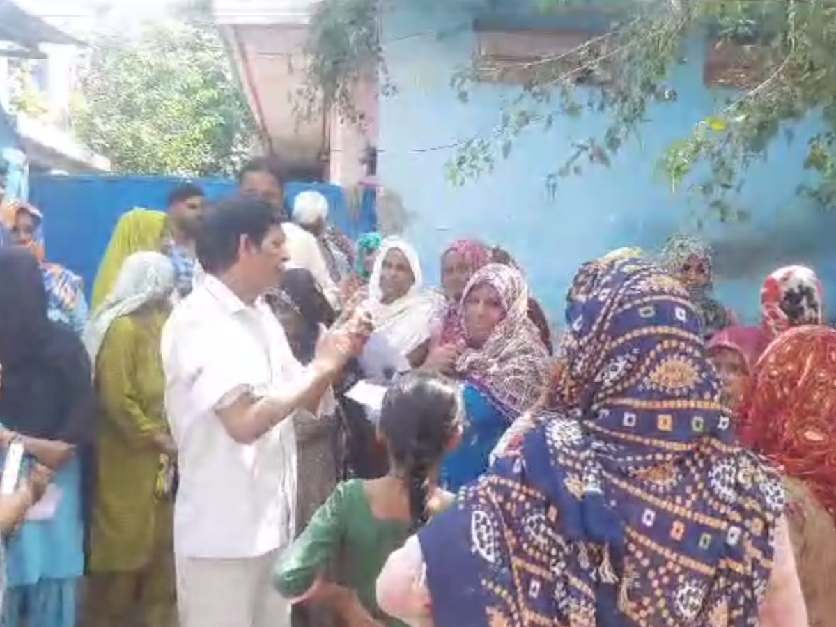 Government Rajiv Gandhi Smartphone Distribution Scheme women are not