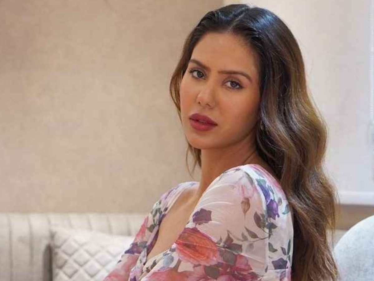 Sonam Bajwa Photos: पंजाबी एक्ट्रेस सोनम बाजवा के रेड साड़ी पर हो जाएंगे फिदा, सादगी दी सबको मात