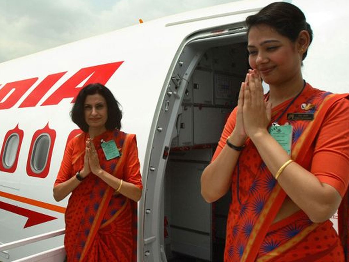 साड़ी नहीं... इस द‍िन से नई यूनिफार्म में द‍िखाई देंगी Air India की महिला कर्मचारी