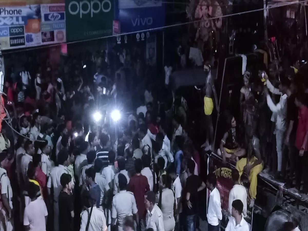 Acid Attack: गणपति विसर्जन शोभायात्रा के दौरान बवाल, मोतिहारी में जुलूस पर फेंका गया तेजाब! Acid Attack: गणपति विसर्जन शोभायात्रा के दौरान बवाल, मोतिहारी में जुलूस पर फेंका गया तेजाब!