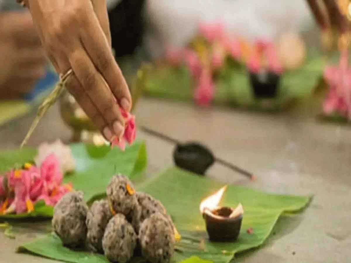 Sarva Pitru Amavasya 2023 Shradh 14 october date vidhi upay puja Sarva Pitru Amavasya 2023