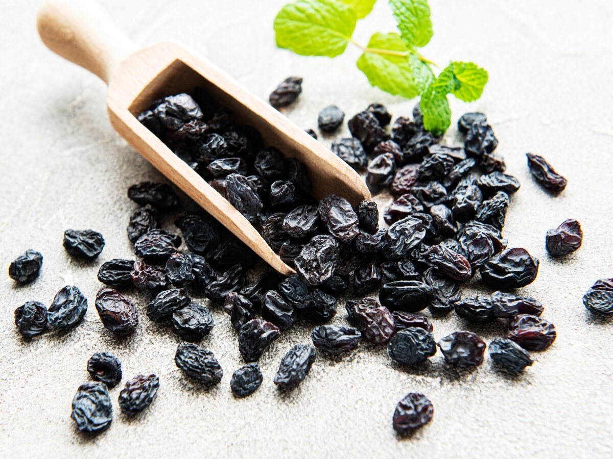 Munakka health benefits dry raisins helps to detox blood know best time