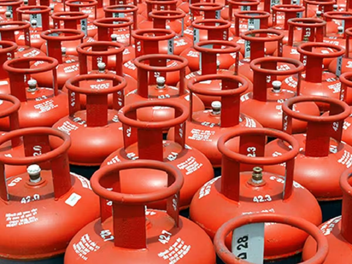 LPG Price Hike 1, October: 157 घटाकर अब 209 बढ़ाए, फिर महंगा हुए एलपीजी सिलेंडर