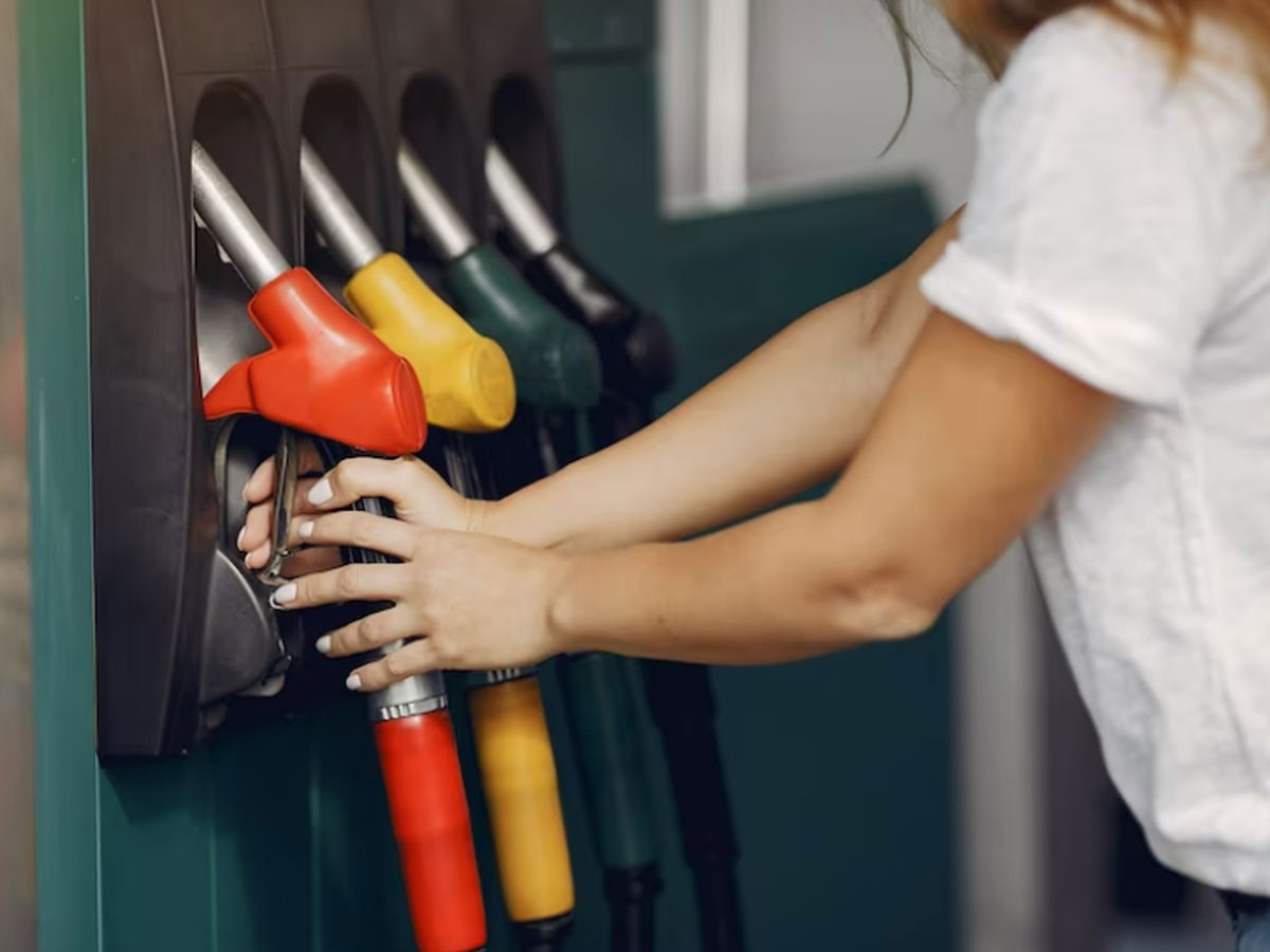 Fuel Price: पेट्रोलियम कंपनियों का बड़ा फैसला, ईंधन के भी बढ़ गए दाम