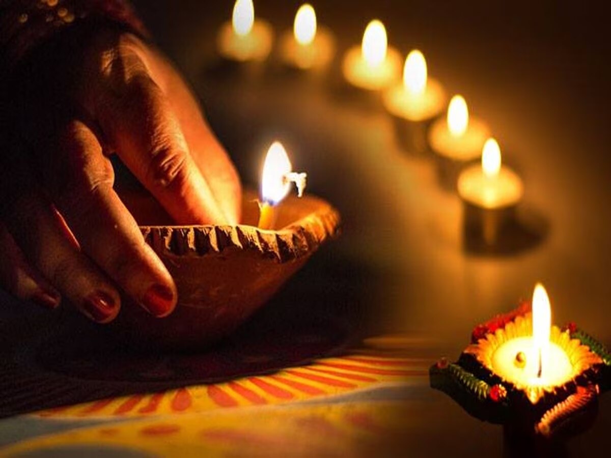 दीपावली पर भूलकर भी इस दिशा में न जलाएं दीया, ये गलती पड़ेगी भारी और घर से चली जाएंगी खुशियां