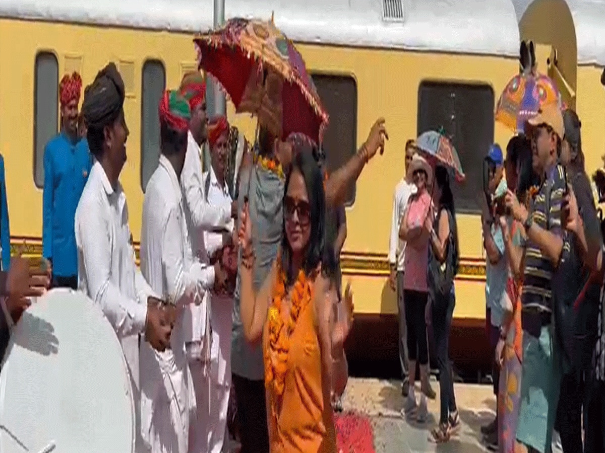 Jaisalmer News: पर्यटन सीजन के पहले फेरे में शाही रेल पैलेस ऑन व्हील्स पहुंची स्वर्णनगरी, सैलानियों का गर्मजोशी से स्वागत