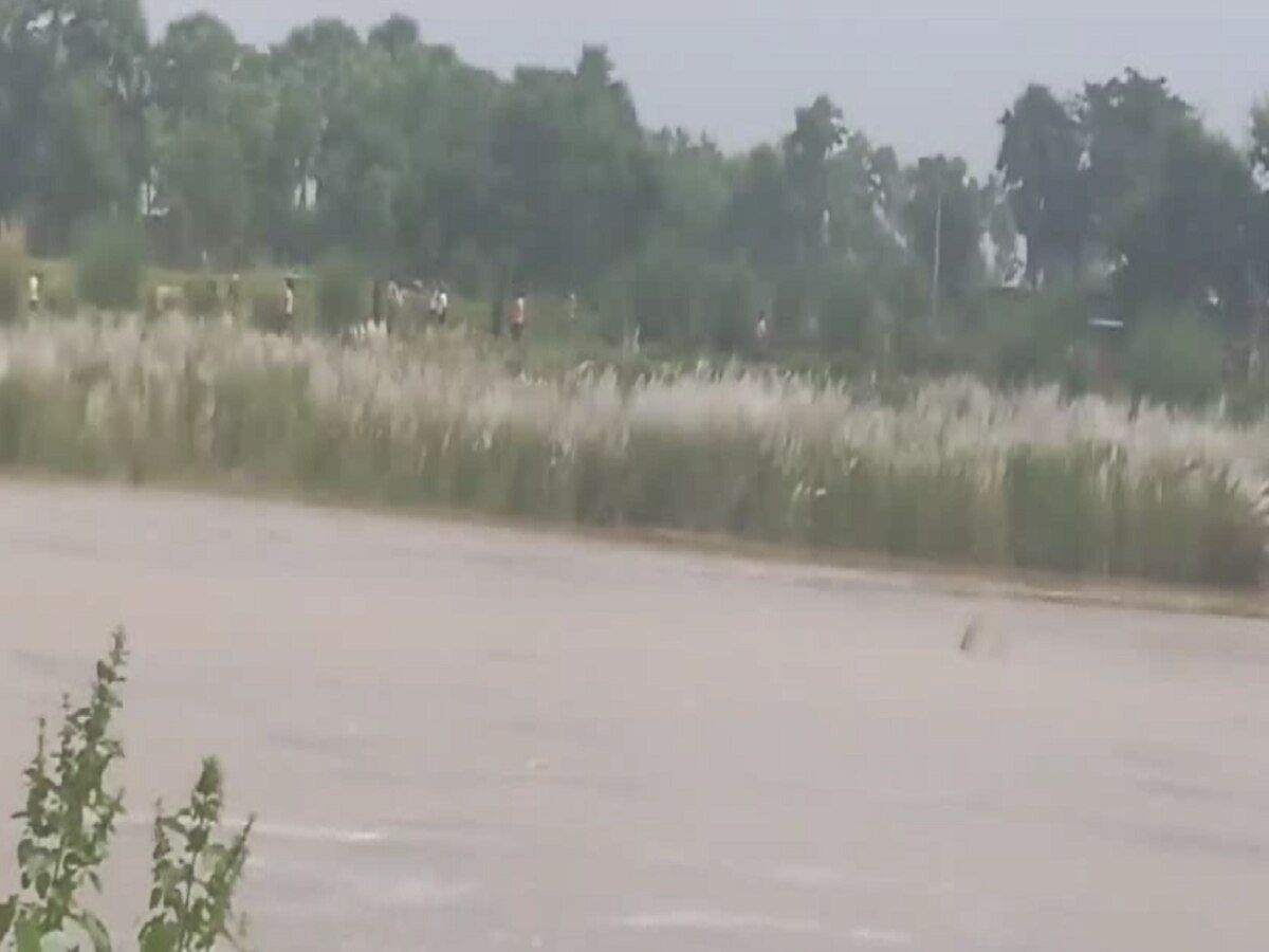 Bihar Flood: नवादा में उफनती नदी में बह गए दो युवक, अचानक आई बाढ़ से हुआ हादसा