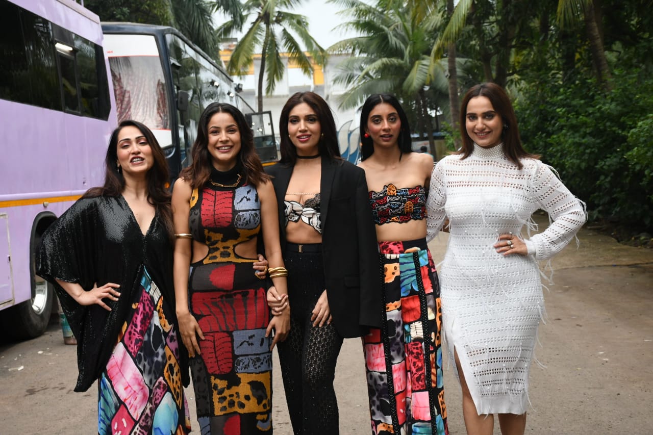 स्टारकास्ट के साथ आईं नजर