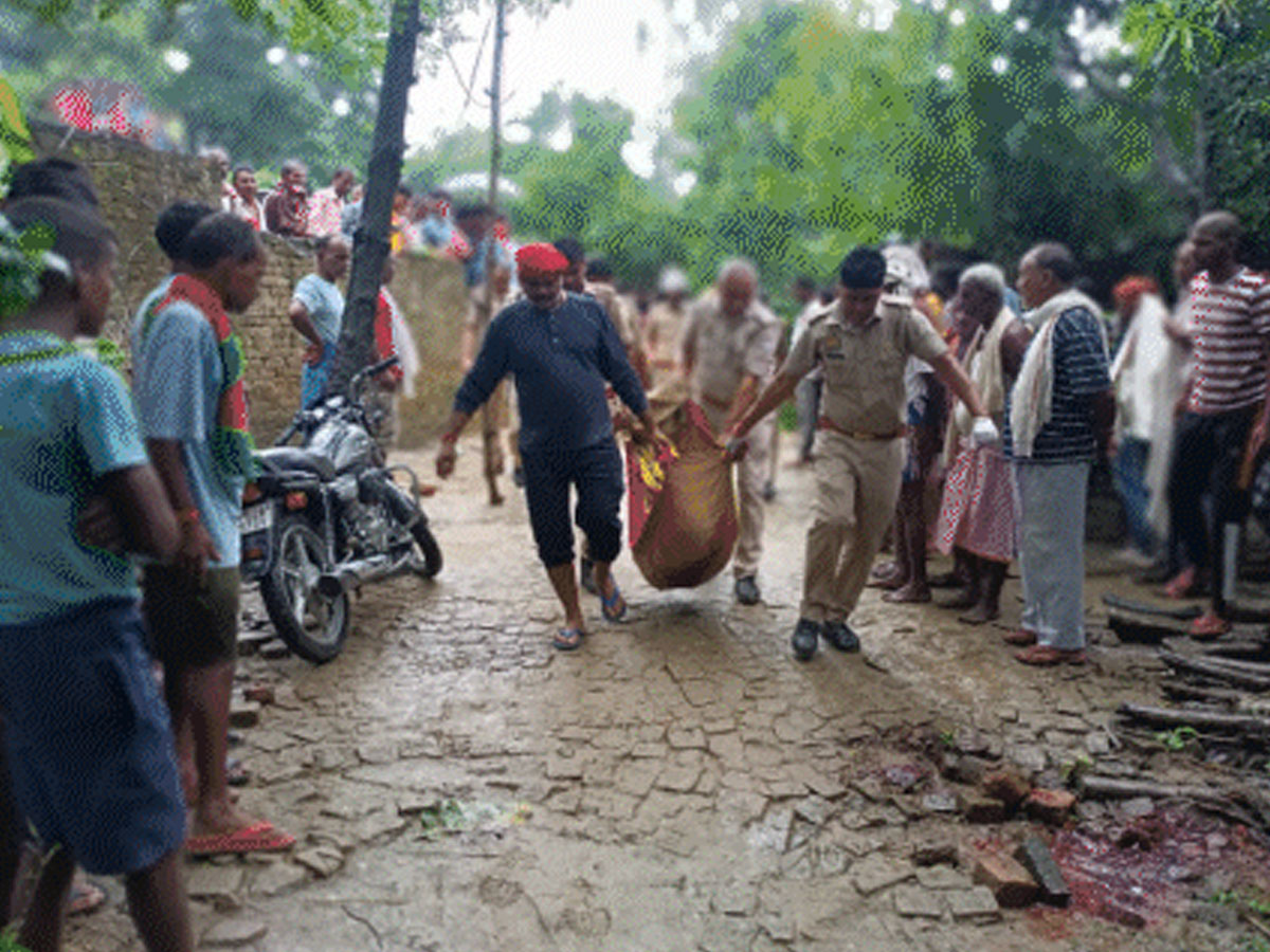 जमीनी विवाद में 6 लोगों की हत्या से दहला देवरिया; विपक्ष ने सरकार को घेरा जमीनी विवाद में 6 लोगों की हत्या से दहला देवरिया; विपक्ष ने सरकार को घेरा