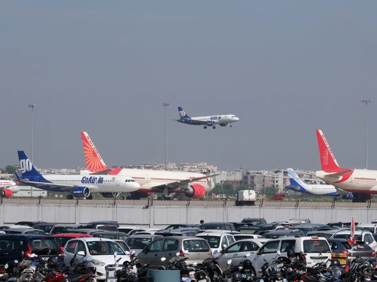 Perfume Ban in Flight: विमान में पायलटों और क्रू मेंबर्स के परफ्यूम लगाने पर लग सकती है रोक, वजह कर देगी हैरान