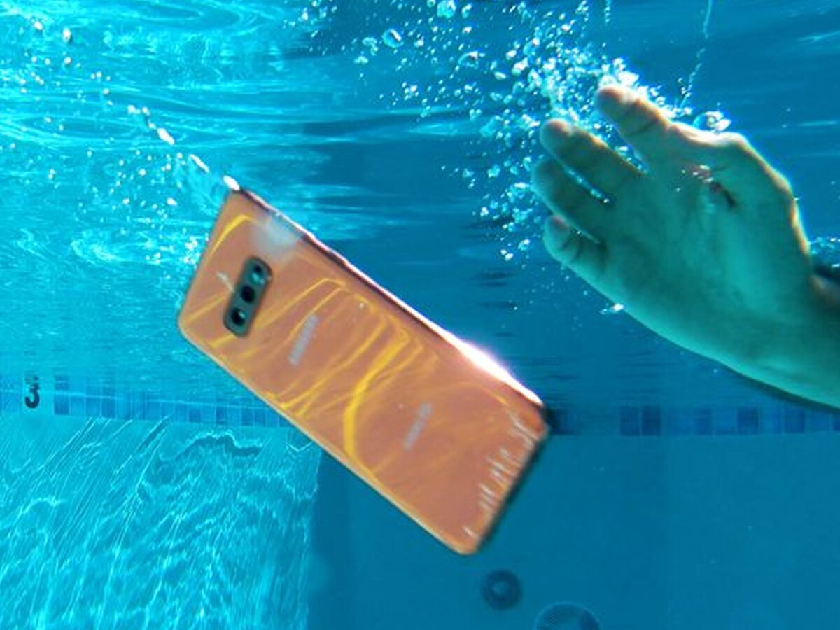 कौन सा स्मार्टफोन होता है Waterproof ? बिना ये बात जाने ना करें खरीदने की भूल 