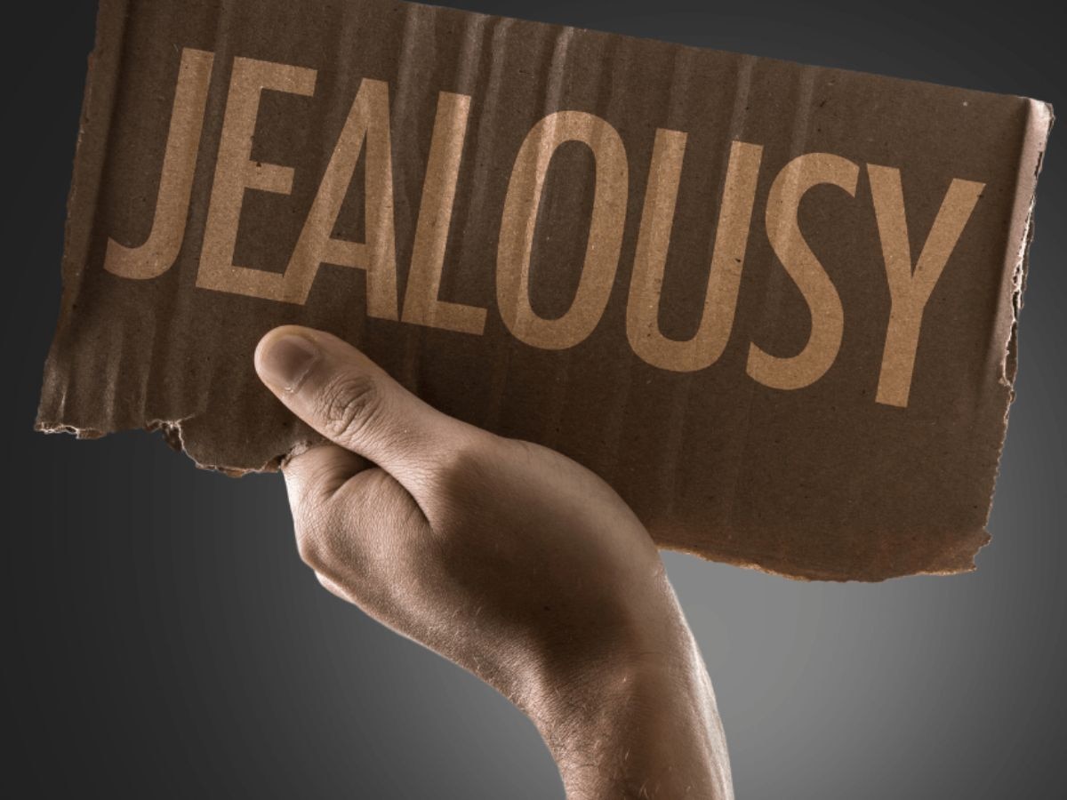 Jealousy: ଇର୍ଷାର ୧୦ ଲକ୍ଷଣ, ଜାଣନ୍ତୁ ଆପଣଙ୍କ ପଛରେ କିଏ ଆପଣଙ୍କୁ ଘୃଣା କରେ