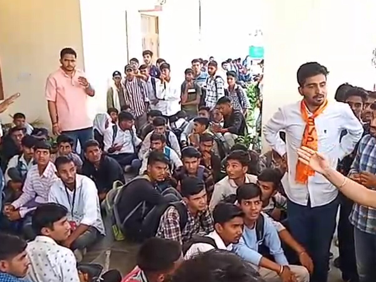 सीकर राजकीय आर्ट्स कॉलेज के छात्रों ने NCC भर्ती शुरू करने की मांग को लेकर किया जमकर प्रदर्शन