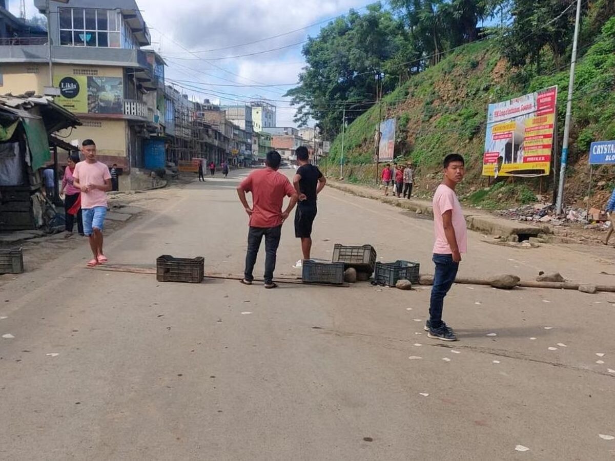 Manipur News: मणिपुर में हिंसा आरोपियों की गिरफ्तारी पर बेमियादी बंद, 2 जिलों में सड़कें रही सुनसान