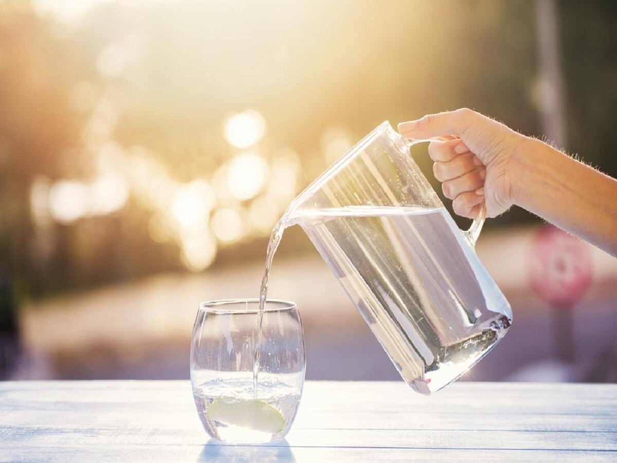 Water Intake: अगर अधिक पानी पी रहे हों तो रुक जाएं, जान पर आ सकती है आफत