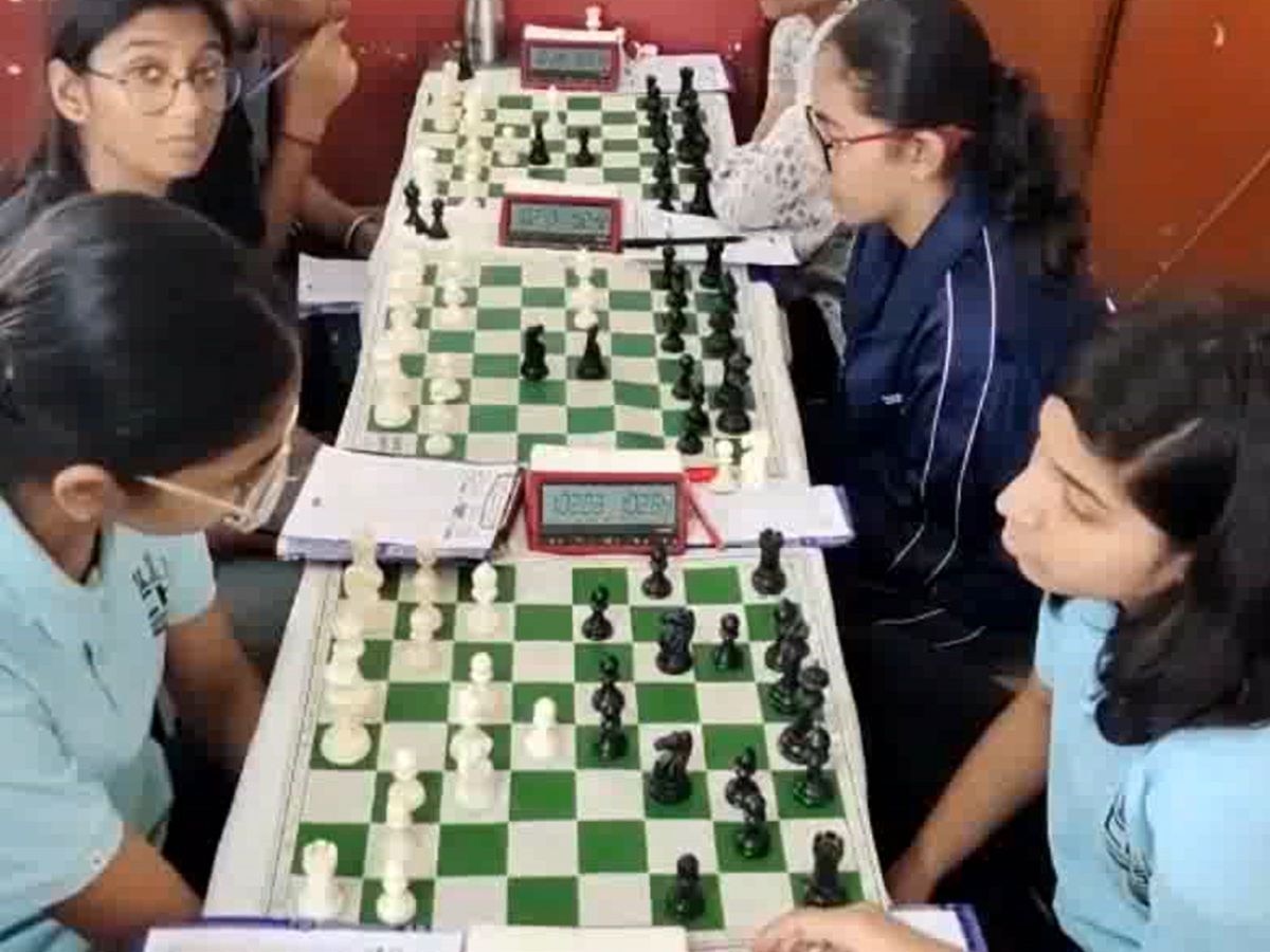 प्रतापगढ़- 67 वीं राज्य स्तरीय शतरंज प्रतियोगिता के दूसरे दिन छात्रा वर्ग में तीसरे राउंड के मुकाबले का हुए आयोजित