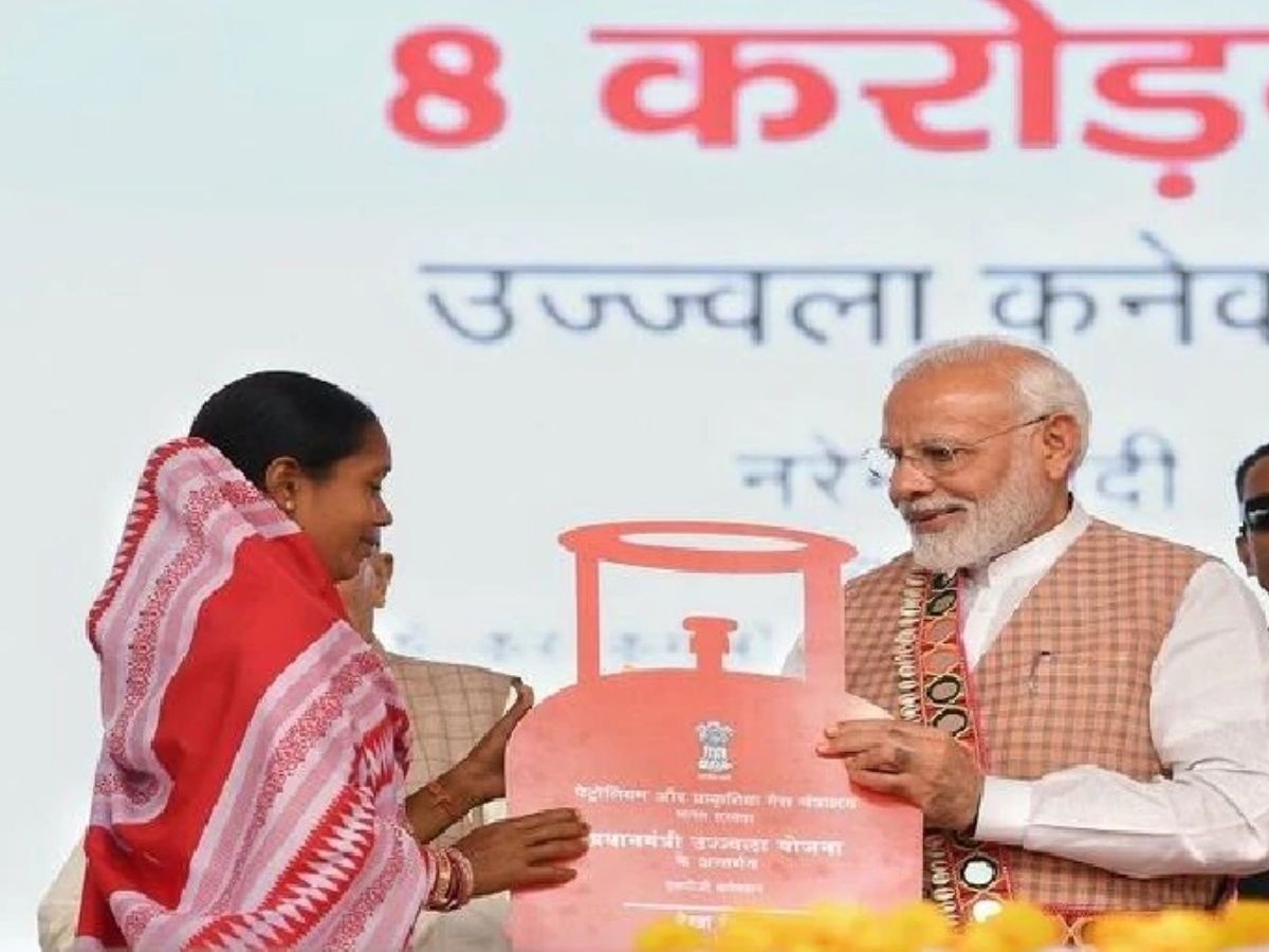 Ujjwala Yojana: नवरात्रि से पहले मोदी सरकार का बड़ा तोहफा, उज्ज्वला योजना में बढ़ाई सब्सिडी; अब इतने में मिलेगा गैस सिलेंडर