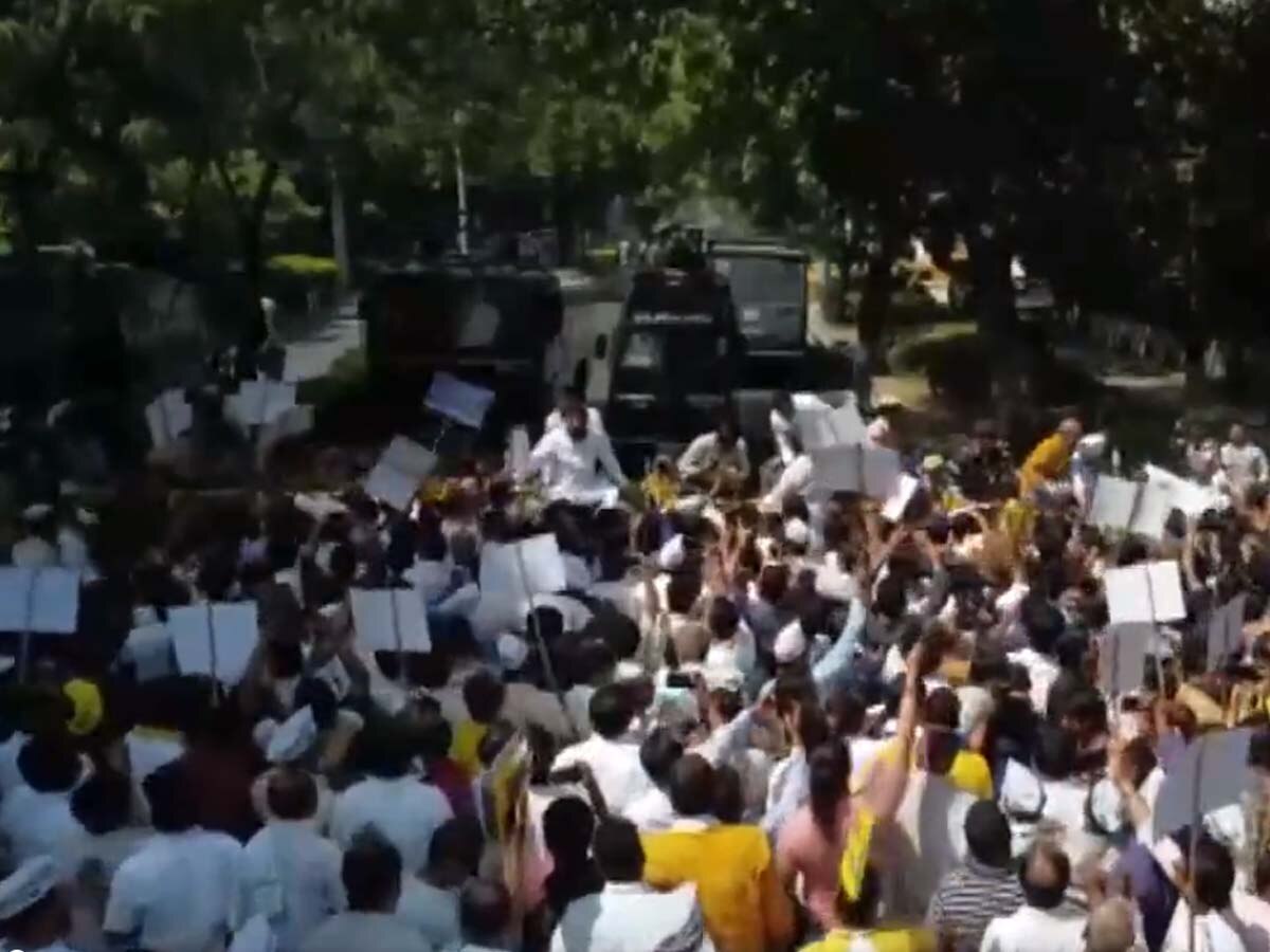  संजय सिंह की गिरफ्तारी पर AAP और BJP एक दूसरे पर हमलावर; दोनों का जोरदार प्रदर्शन  