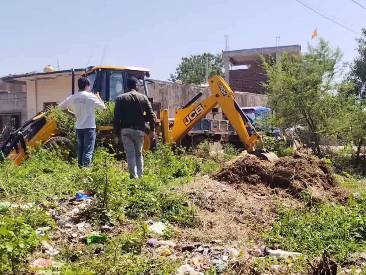 प्रतापगढ़- मानपुरा इलाके में नगर परिषद की जमीन पर किए गए अवैध कब्जे को हटाने की कार्रवाई