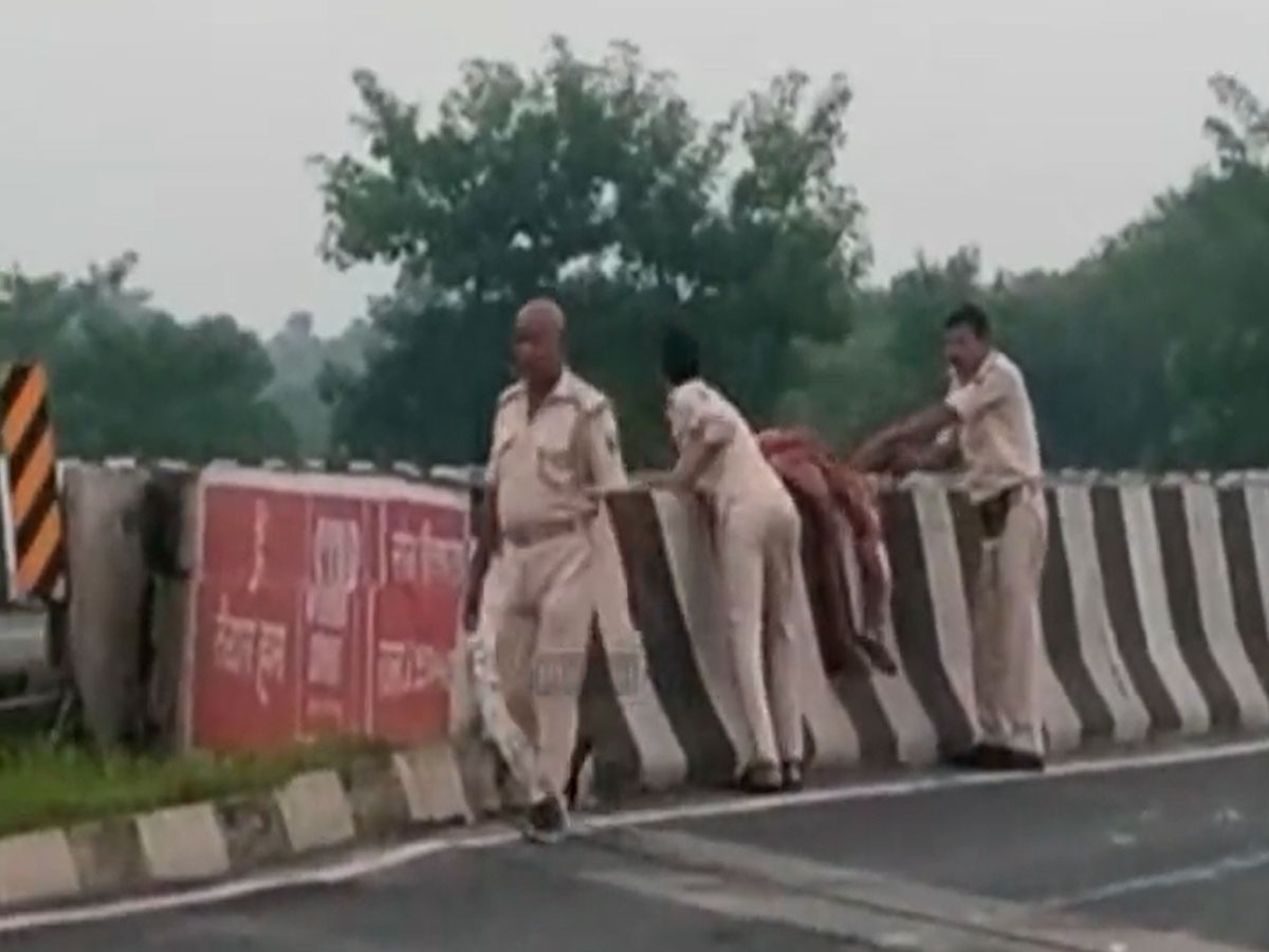 Bihar: मुजफ्फरपुर में पुलिस की शर्मनाक करतूत, शव को लाठी के सहारे नहर में फेंका