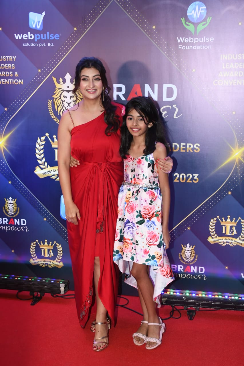 बेटी के साथ पहुंचीं जूही