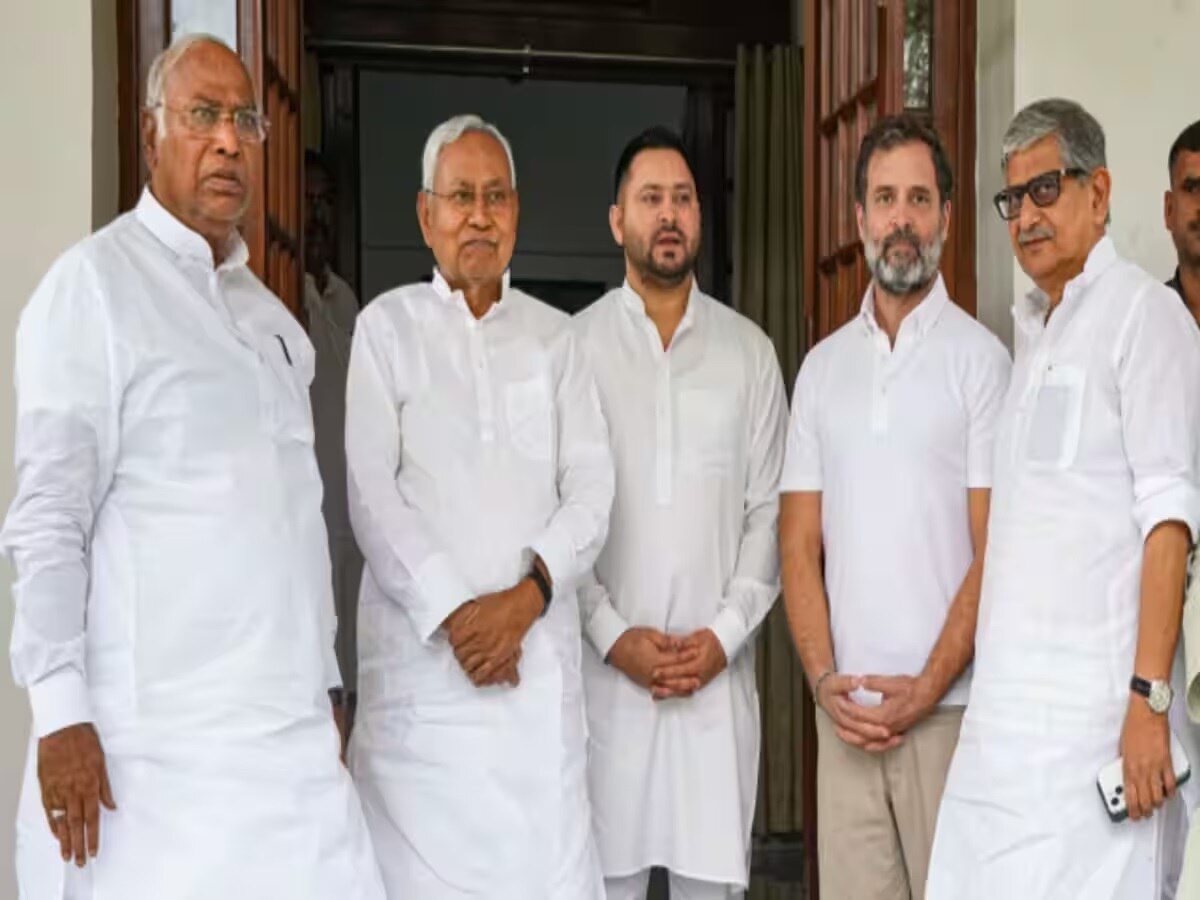 कांग्रेस अध्यक्ष मल्लिकार्जुन खड़गे, बिहार के सीएम नीतीश कुमार, डिप्टी सीएम तेजस्वी यादव, सांसद राहुल गांधी और जेडीयू अध्यक्ष ललन सिंह (बाएं से)