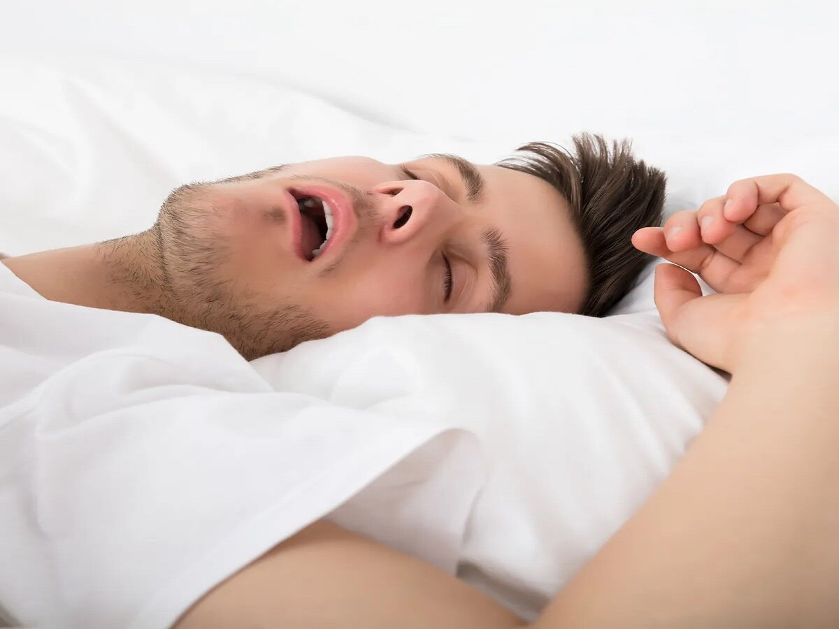 Snoring: अगर आपको भी जोर-जोर से आते हैं खर्राटे तो हो जाएं सावधान!