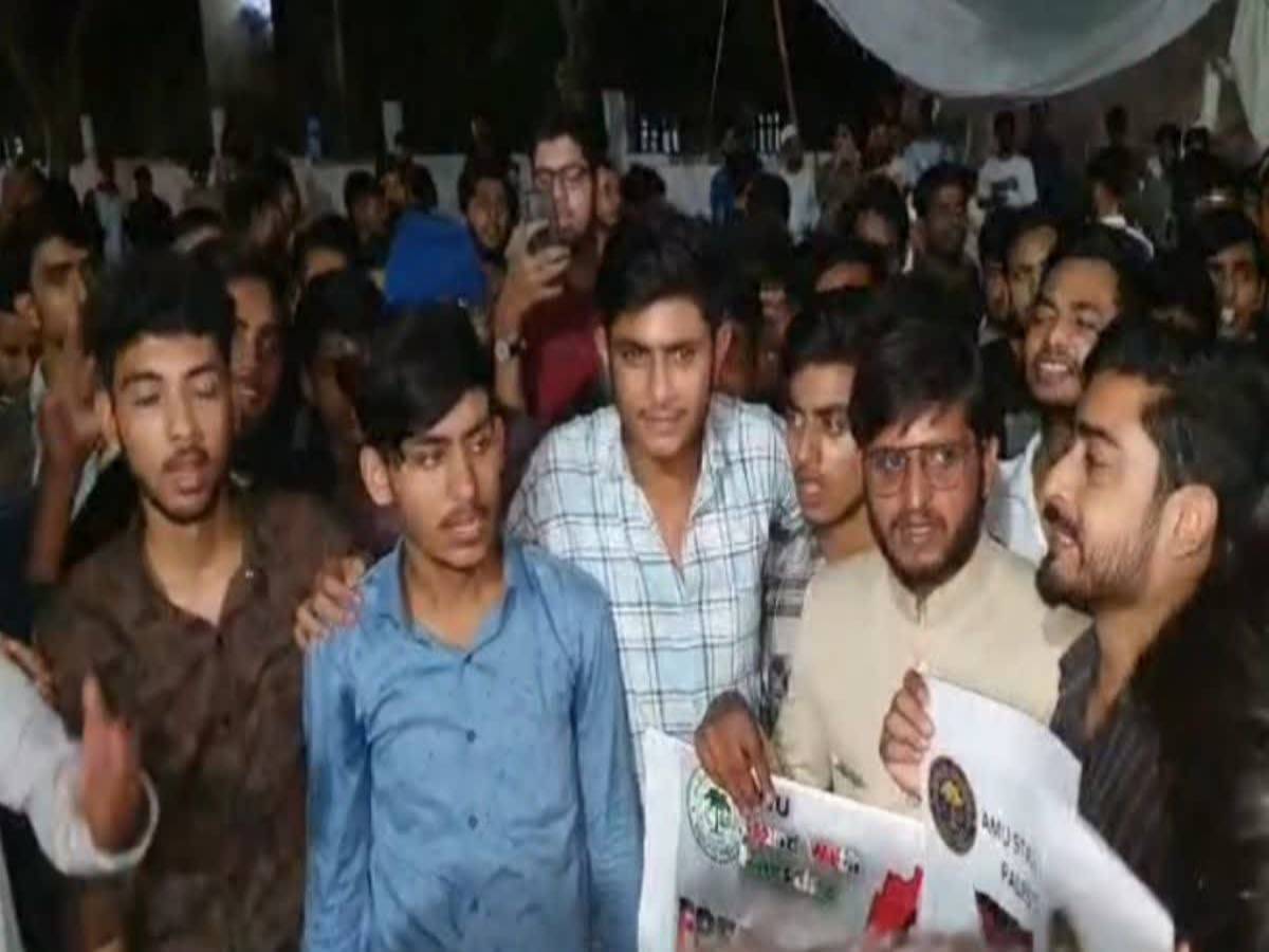 Israel-Palestine Conflict: AMU के छात्रों पर केस दर्ज; फिलिस्तीन से जुड़ा है मामला Israel-Palestine Conflict: AMU के छात्रों पर केस दर्ज; फिलिस्तीन से जुड़ा है मामला