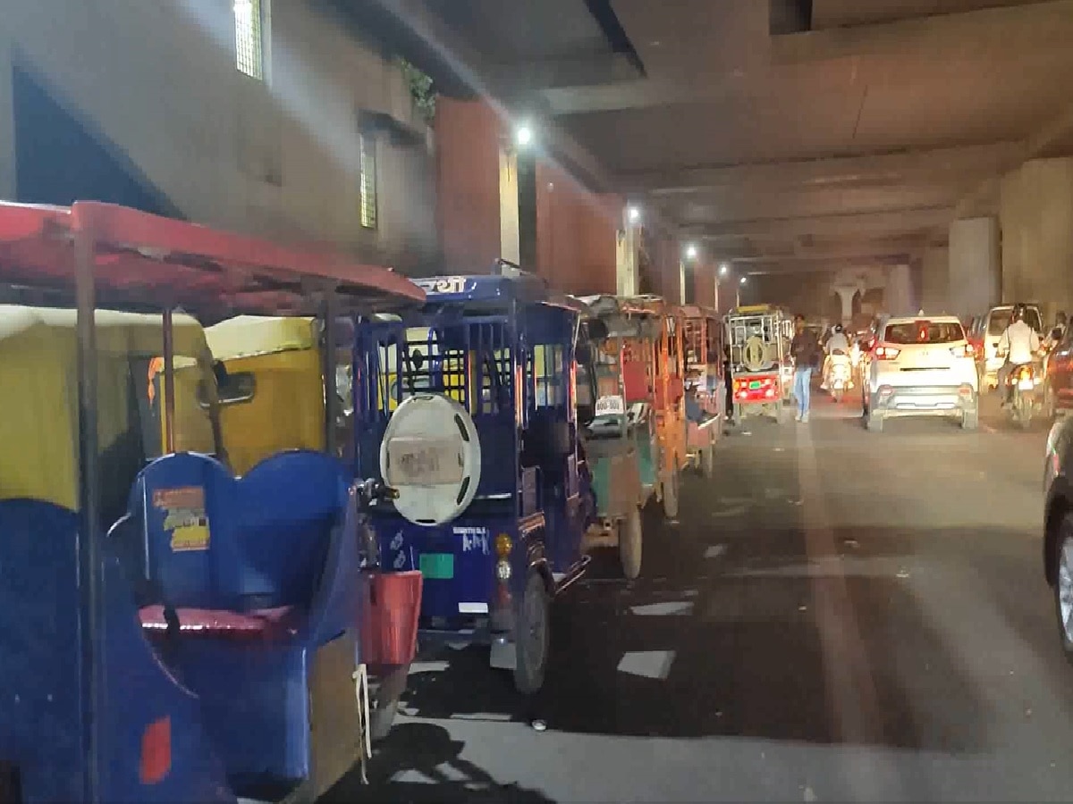 Delhi News: प्रतिबंधित रास्तों में खुलेआम नियमों की धज्जियां उड़ा रहे ई-रिक्शा, ट्रैफिक पुलिस पर मिलीभगत का आरोप