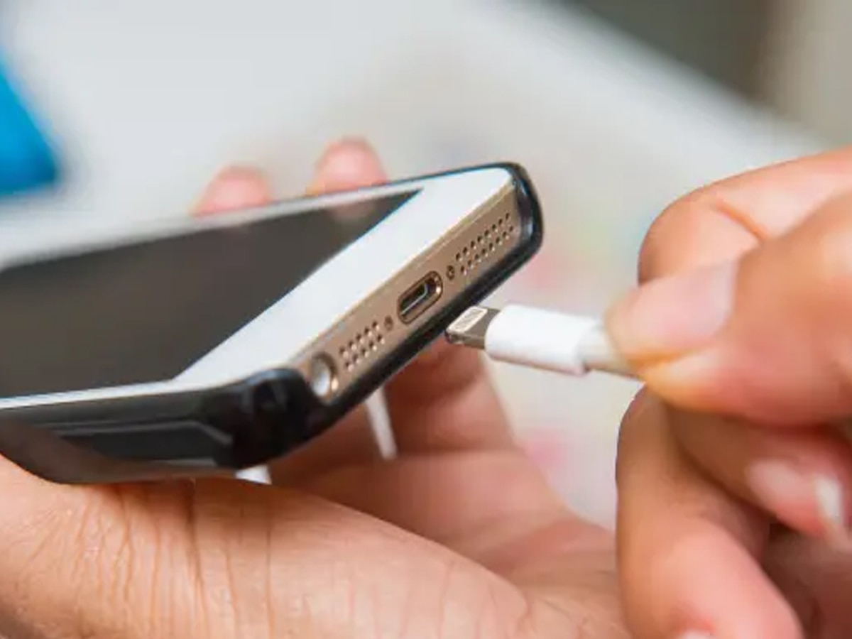 स्मार्टफोन चार्जिंग की ये गलतियां पड़ेंगी भारी, महीने भर में हो जाएगी हालत खराब 