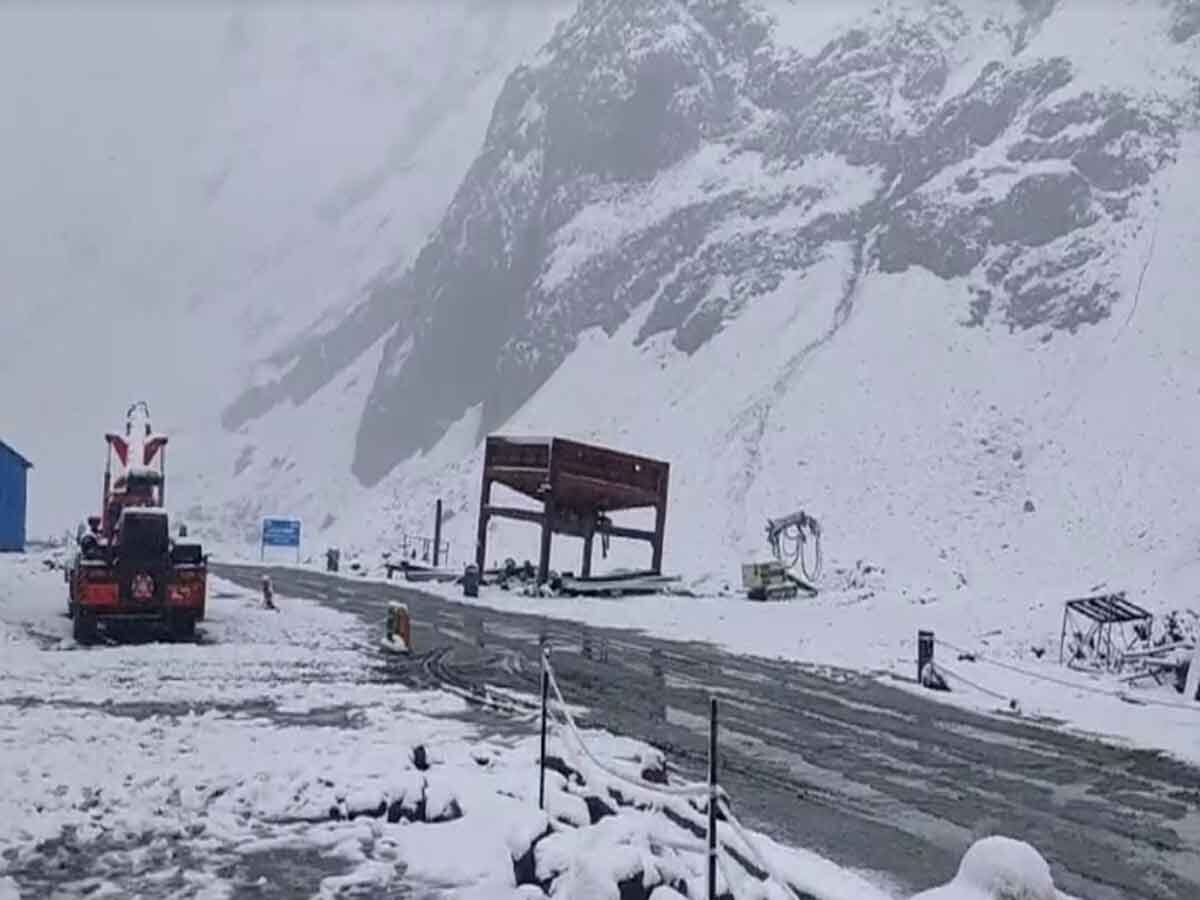 J&K: ताजा बर्फबारी होने से लेह-श्रीनगर मार्ग बंद,  माउंट कुन में सेना की टुकड़ी हिमस्खलन की चपेट में आई एक सैनिक की मौत