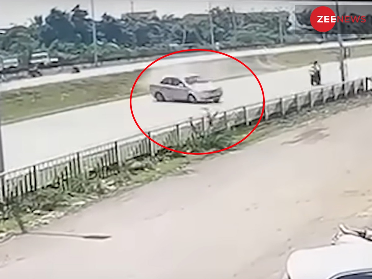 Accident Video: लापरवाही से सड़क पार कर रहे शख्स के चक्कर में पलट गई कार, बाइक वाला भी बाल-बाल बचा