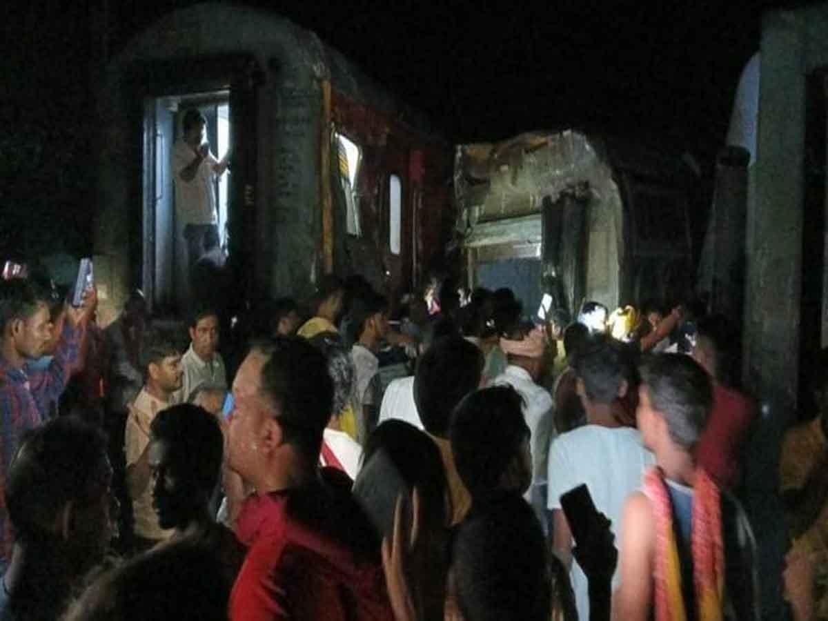 Bihar North East Express Train Accident:  बिहार में बड़ा ट्रेन हादसा, नॉर्थ-ईस्ट ट्रेन की 21 बोगियां बेपटरी, 4 यात्रियों की मौत