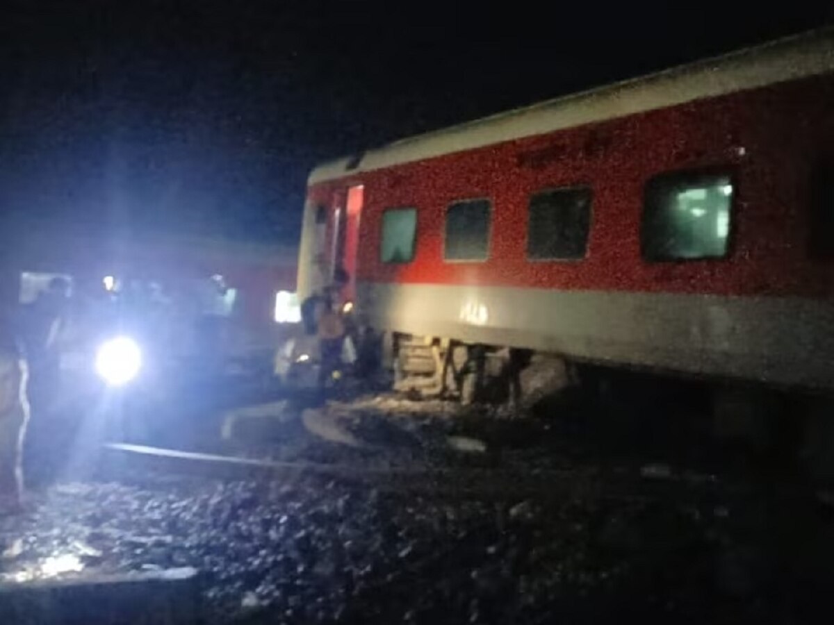 North East Express Train Accident: बिहार में बड़ा ट्रेन हादसा, बेपटरी होकर नॉर्थ ईस्ट एक्सप्रेस की बोगियां खेतों में जा पलटीं