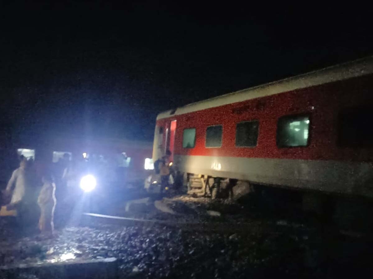 North East Express Train Accident: नॉर्थ ईस्ट एक्सप्रेस की 6 बोगियां पटरी से उतरीं, 20 मुसाफिर घायल