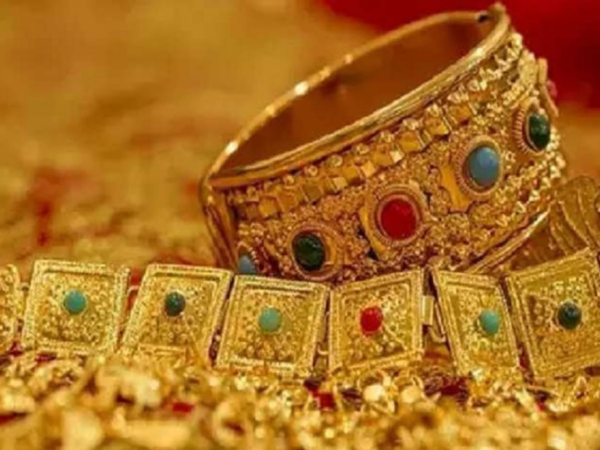 Gold Silver Price: बड़ी मुश्किल से थमे सोने के दाम, चांदी के भाव गिरी धड़ाम; जानें कितनी हुई कीमतें