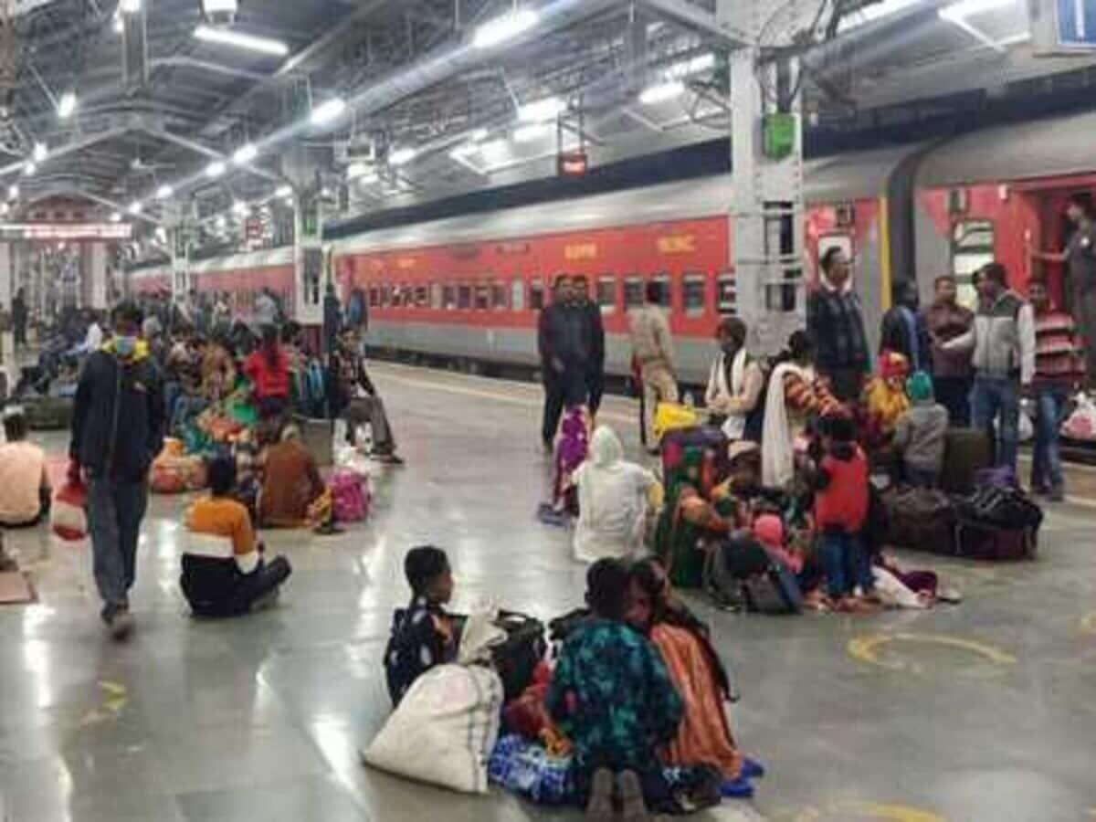 Bihar Train Accident: तेज रफ्तार से चल रही ट्रेन में मच गई चीख पुकार, ग्रामीण बने मददगार