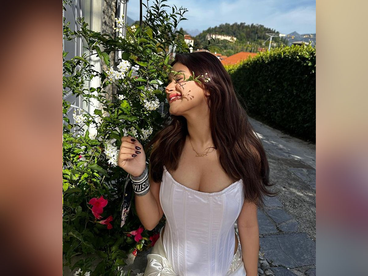 हॉट और बोल्ड पोज दिए