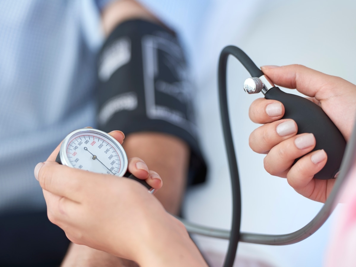 Hypertension: 'साइलेंट किलर' हाई ब्लड प्रेशर को किस तरह करें कंट्रोल, एक्सपर्ट ने बताए सरल उपाय